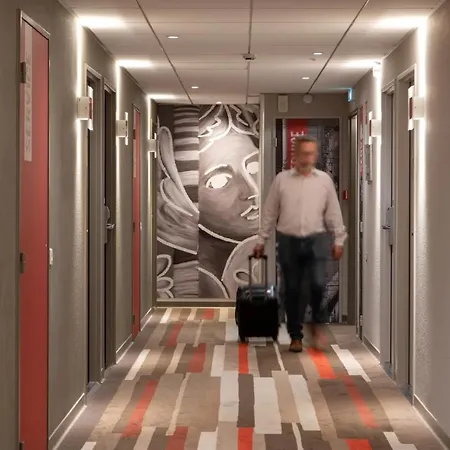 里昂卡卢尔宜必思国际酒店 3*